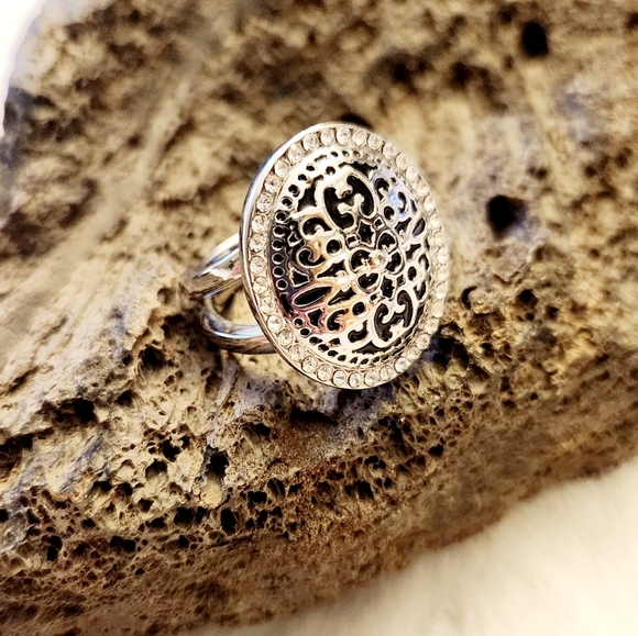 Lia Sophia "Antiquity" Ring with cut crystal - Picture 1 of 7